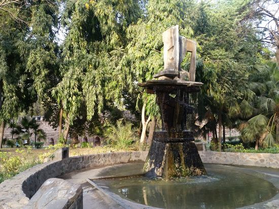 Modernistische Vogeltränke und Brunnen