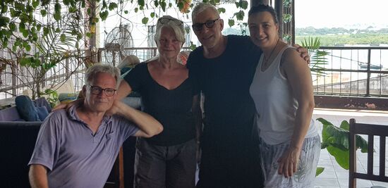 Hampun(Chirurg aus Schweden mit Frau) und wir. Wir hatten ein sehr schönes Gespräch