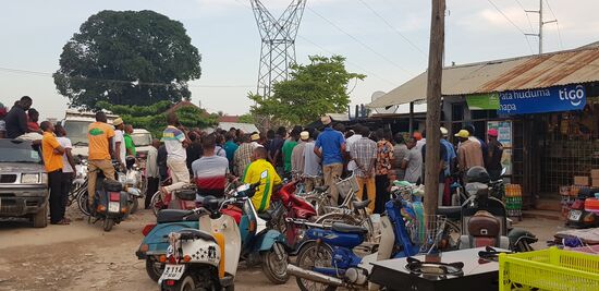 Unser Taxifahrer traurig,ein wichtiges Spiel seines Teams läuft,und er muss schindern