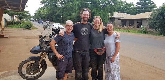 Emma und Eddy,von Simone und dem fleißigen Schreiberling bewundernd umrahmt