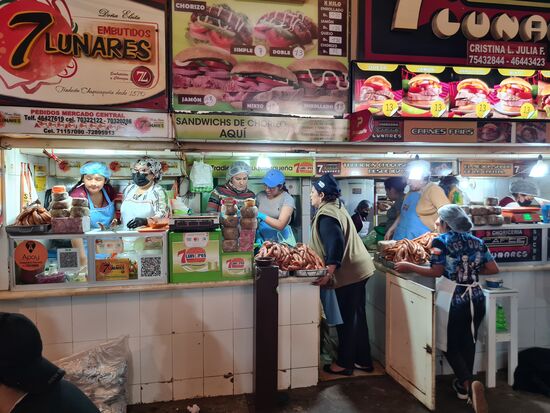 Wurst und Fleisch im Brötchen