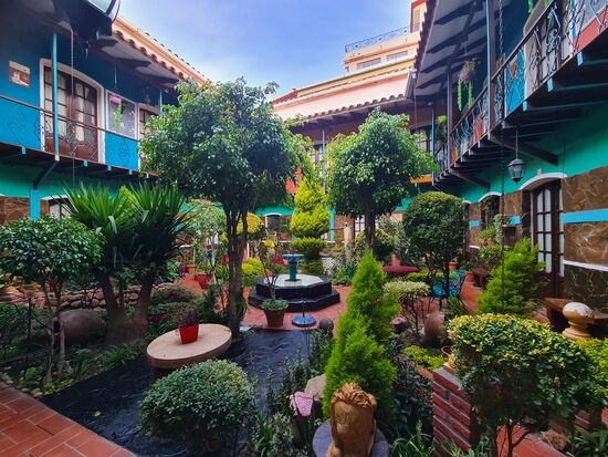 Der sensationelle Patio des zentral gelegenen 3* "Grand Hotel's", Einzelzimmer 150 BOB(knapp 20€)