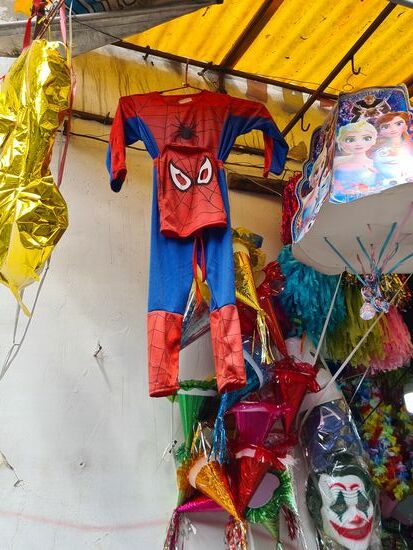 Es gibt zahlreiche Geschäfte für Verkleidungen, Masken und Co