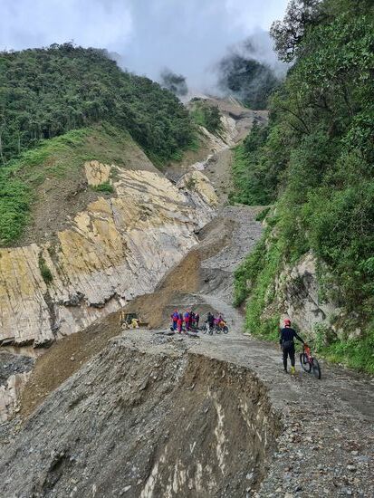 Bergabgang wenige Wochen zuvor, wir mußten die Räder auf 1m Breite um die Ecke tragen