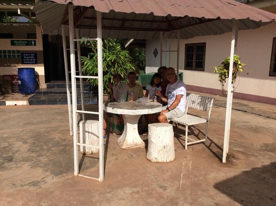 Frühstück in Dan Sai.
Alle drücken sich in den Schatten...