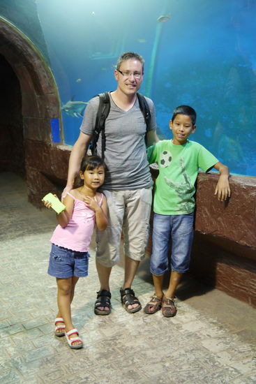 Den Kinder zuliebe gehen wir ins Aquarium, ca. 30 Tuktuk-Minuten ausserhalb von Nong Khai... Ihnen fallen die kleinen Becken und die z. T. lieblose Gestaltung nicht auf.