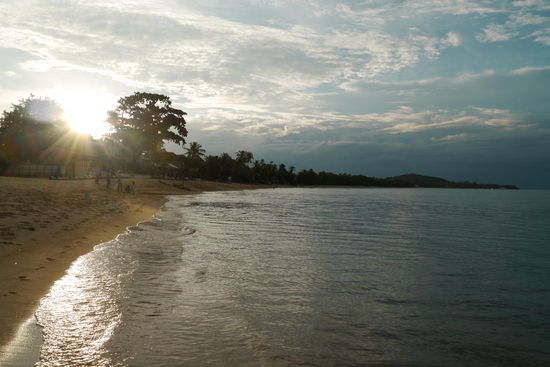 die letzten Sonnenstrahlen am Maenam-Beach