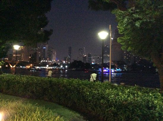 Essen am Fluss bei einem sanften Lüftchen - fantastisch