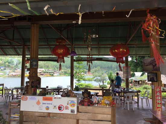 Mittagessen in einem chinesischen Restaurant im Dorf Ban Rak Thai, das von Kuomintang-Chinesen aus Yunnan bewohnt wird.