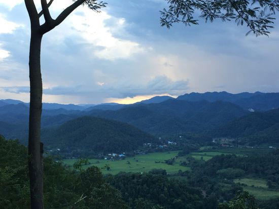 Abendstimmung gegen Wesen. Fotografiert oberhalb Mae Hong Sons, wo der Tempel Wat Phrathat Doi Kong Mu steht.