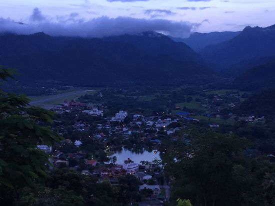 Blick auf Mae Hong Son (mit Flugplatz, wo täglich ca. 3 Maschinen landen).