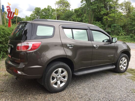 Unser Mietwagen, den wir heute MOrgen in Chiang Mai abgeholt haben. Das Gepäck geht rein und alle haben einen guten Platz. Am wichtigsten: Unser Fahrer ist sehr wohl damit. Tobias als Lokführer ist es sich gewohnt, viel zu fahren - wir sind sehr froh um seine Gelassenheit im thailändischen Verkehr und die Freude am Fahren!