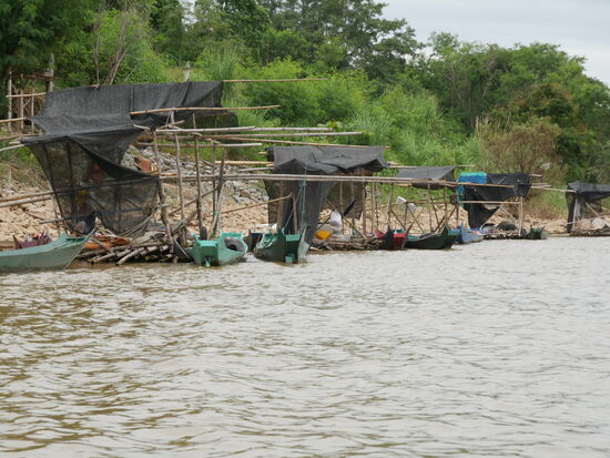 Fischer-Katamaran - Eigenkreation der Mekongfischern, die in einfachen Hütten am Flussufer leben.