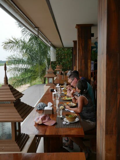 Krua Thai Restaurant
Das Personal ist von Burma. EIn junger Burmese macht frische Nudeln - so raffiniert und geschickt, dass wir nur staunen!