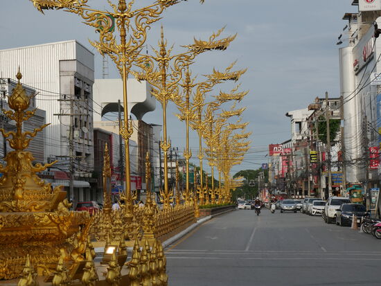 Chiang Rai ist eine liebenswerte kleinere Stadt im Norden Thailands mit zahlreichen Unterkünften von sehr einfach bis luxuriös. Der Nachtmarkt ist nicht überlaufen wie ein Chiang Mai. Es gibt zahlreiche Ausflüge in die Umgebung zu machen.
