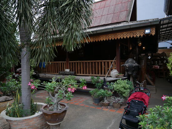 Wir übernachten in einem Teakhaus, das ebenfalls ein Museum ist. Der Besitzer ist Fan des Königs Naseruan, König von Siam (um 1750 herum). Alles ist hochwertig gebaut, die Details sind genau (keine Farbklekser an Wand oder Boden, Fugen fein, Stromleitungen exakt verlegt etc. - das sieht man sehr selten in Thailand), die Einrichtung in den Zimmern ist schön und alles passt zusammen. Es riecht nach Teakholz, ein herrlicher Duft. Da Nebensaison ist und wir gleich drei Zimmer buchen, erhalten wir tüchtig Rabatt, sonst wäre das ein bisschen „to pricy“ für uns. Alle geniessen die schöne Atmosphäre, allen voran die Grosseltern . Und was nicht zu vernachlässigen ist: die Matratze ist gut! (Die von gestern waren wieder bretthart.)