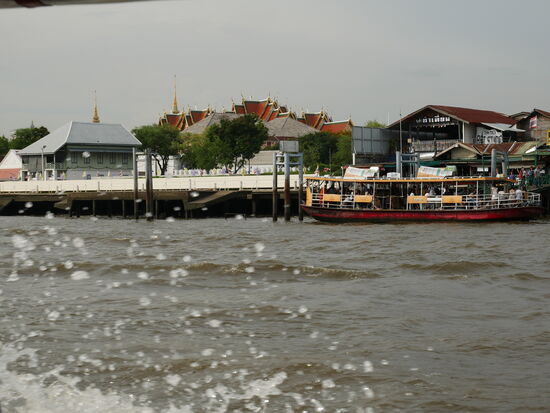 Vorbei am Königspalast/-tempel