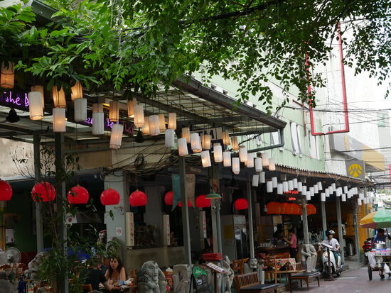 Am Abend ganz in der Nähe unserer Unterkunft. Gemütlicher Abschluss eines langen, jedoch sehr gelungenen Tages mit Thaiessen, Singhabier (nicht ich, mag Bier nicht) und Zitronengetränken. Mmmmh!