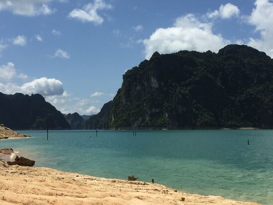 Wir können im See baden, der warm und klar ist. Nur am Ufer sinkt man z. T. tief in den Matsch ein, was zu Beginn etwas gewöhnungsbedürftig war... (jedenfalls für mich. Damit haben die Kinder wieder einen Grund, die Mutter hochzunehmen...).