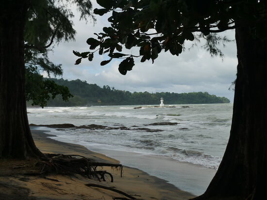 Der Sand ist goldgelben, an gewissen Stellen durchsetzt mit schwarzem Sand.