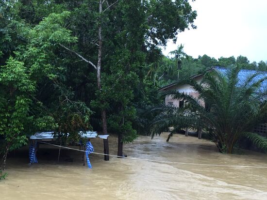 Der Unterstand neben dem Haus ist total überflutet, das Haus selbst steht auf Stelzen.