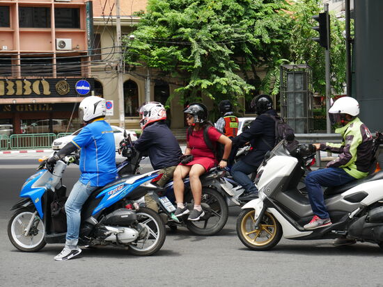 An einer Kreuzung stehen die Töfffahrer immer zuvorderst in der Reihe.