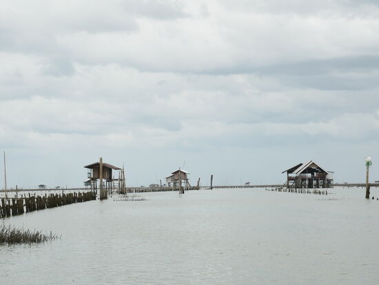 Im Stelzenhaus rechts im Bild haben wir gegessen.