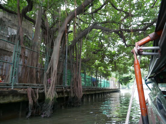 Auf dem Weg ins Einkaufsviertel