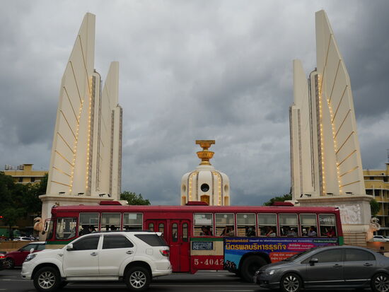 Demokratie-Monument. Ein Monument haben sie - an der ganz praktischen, umgesetzten Demokratie in der Regierung muss noch hart gearbeitet werden...!!