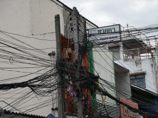 So ein Kabelsalat (ein total alltäglicher Anblick)! Würde in der Schweiz keiner SIcherheitskontrolle standhalten (hier eigentlich auch nicht...).