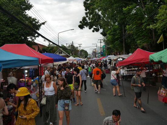 An der „Sunday Walking Street“ (sonntäglicher Abend-/Nachtmarkt). Wirklich sehr empfehlenswert. Kaum billiger Chinaramsch. Schöne, handgemachte Dinge wie Taschen, Schmuck, Dosen, Kleider, Souvenirs, Geschirr und Besteck aus Holz und natürlich zahlreiche Essensstände!