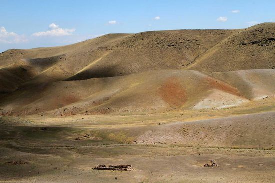 Wüstenähnliche Hügellandschaft