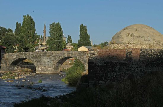 Die Steinbrücke Tas Köprü und das Cuma Hamam
