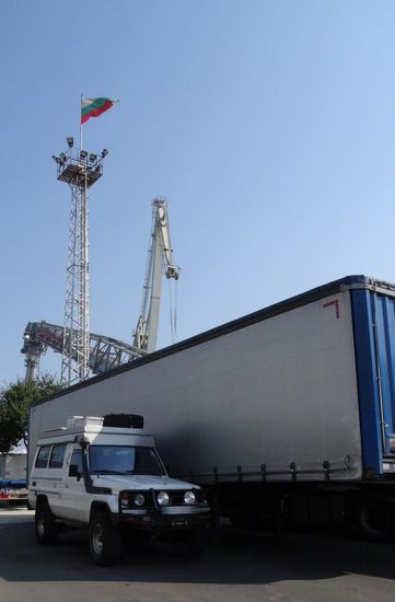 Unser Grizzly in der Reihe der Lkws