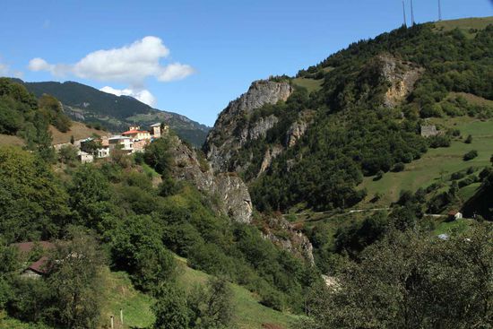 Pass-Straße durch eine Almenlandschaft