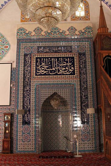 Orta Moschee - türkisfarbene Fliesen schmücken die Mihrabnische