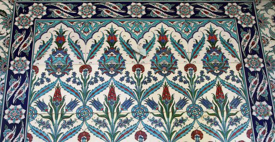 Türkisfarbener Fliesenschmuck der Wände