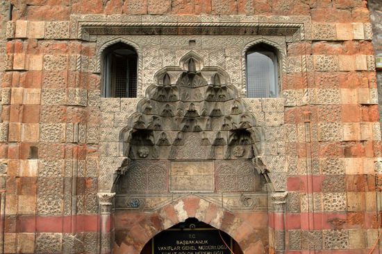 Gök Medresesi - verziertes Eingangsportal