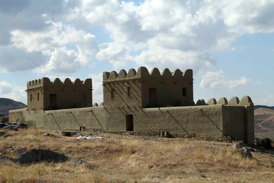 Hattusa - Rekonstruktion der Lehmziegel-Stadtmauer