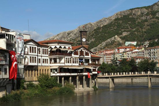 Häuserzeile mit dem Uhrenturm