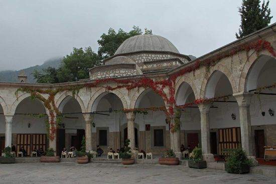 Die Jungen studieren im Innenhof den Koran
