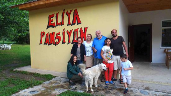 Mit unseren Gastgebern der Eliya Pansiyon