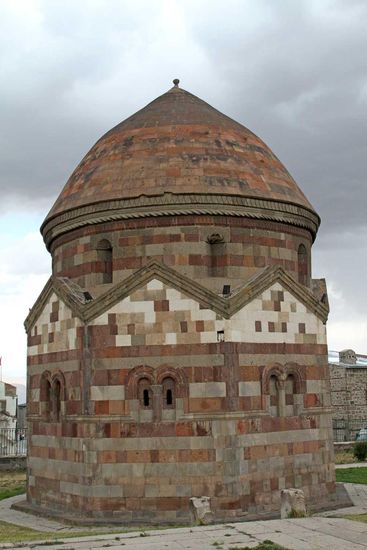 Das größte der drei Kuppelgräber