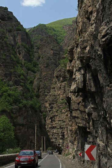 Schroffe Felswände entlang der Chalus-Road