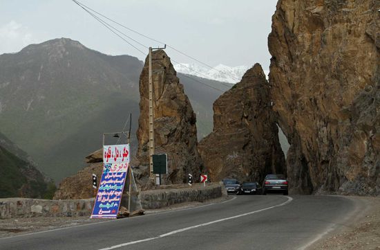Schroffe Felswände entlang der Chalus-Road