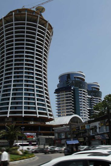 Einkaufszentrum und neues Hotel an der Uferpromenade