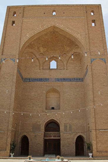 Der Hauptivan der Jame Moschee