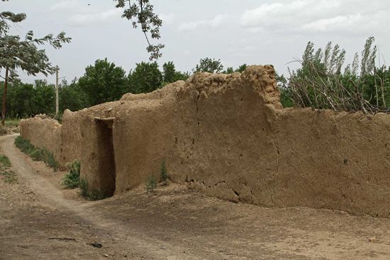 Lehmziegelmauern begrenzen die Felder