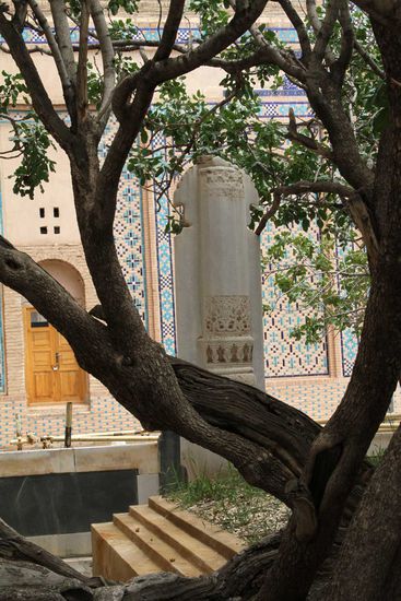 Grabmal des Sufis Sheikh Ahmad unter einem Pistazienbaum