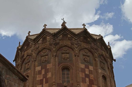 Verziertes Kuppelgebäude mit dem Faltdach